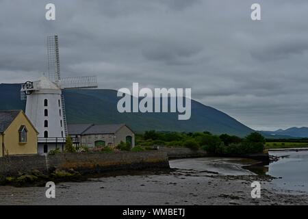 Ein Blick auf die blennerville Windmühle, mit der Slieve Mish Mountains und Tralee Bay Nature Reserve. Co Kerry, Irland Stockfoto