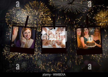 Happy brithday Freunde feiern eine Holding Geburtstagskuchen gegen buntes Feuerwerk explodierenden auf schwarzem Hintergrund Stockfoto