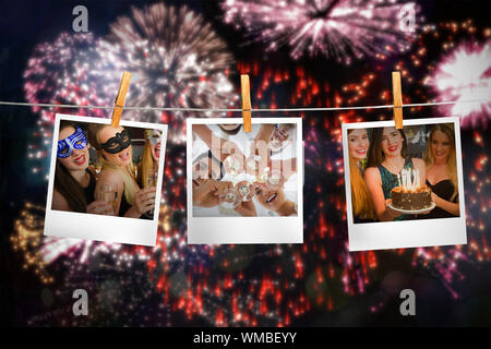 Happy brithday Freunde feiern eine Holding Geburtstagskuchen gegen buntes Feuerwerk explodierenden auf schwarzem Hintergrund Stockfoto