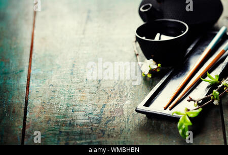 Chinesisches Teeservice und Stäbchen Stockfoto