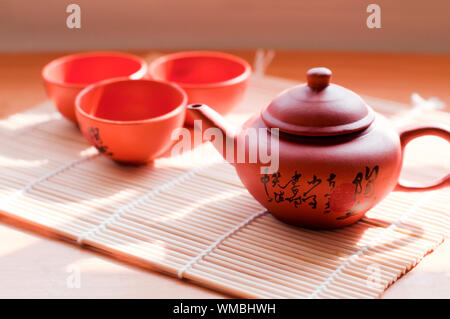 Chinesische Keramik Teekanne und Tassen. Das chinesische Wort auf dem Topf ist ein Gedicht. Stockfoto