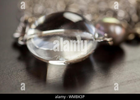 Sortierte silber Modeschmuck mit einem verworrenen Haufen von Ketten mit unterschiedlich geformte links, eine Klare Kristallperlen und eine Kette von runden Silber Perlen Stockfoto