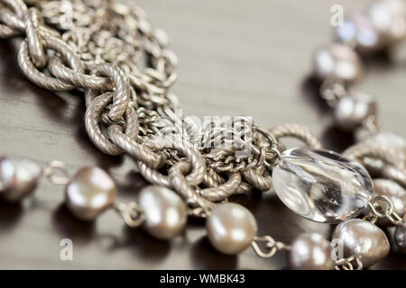 Sortierte silber Modeschmuck mit einem verworrenen Haufen von Ketten mit unterschiedlich geformte links, eine Klare Kristallperlen und eine Kette von runden Silber Perlen Stockfoto