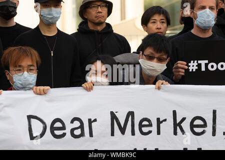 Berlin, Deutschland. 05 Sep, 2019. Demonstranten stehen vor dem Bundeskanzleramt während einer vigil für mehr Menschenrechte in Hongkong. Credit: Paul Zinken/dpa/Alamy leben Nachrichten Stockfoto