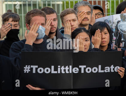 Berlin, Deutschland. 05 Sep, 2019. Demonstranten stehen vor dem Bundeskanzleramt während einer vigil für mehr Menschenrechte in Hongkong. Credit: Paul Zinken/dpa/Alamy leben Nachrichten Stockfoto