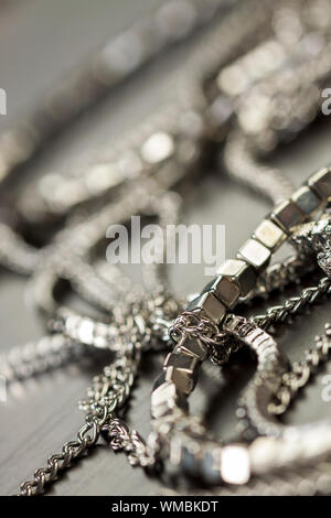 Haufen von sortierten Silberketten Stockfoto