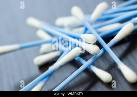 Zufällige Haufen von blauen Kunststoff Ohr Wattestäbchen zur Reinigung von Wachs aus dem Ohr in einem Gesundheits- und Hygiene-Konzept Stockfoto