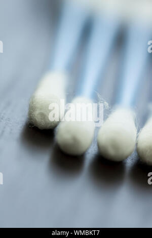 Zufällige Haufen von blauen Kunststoff Ohr Wattestäbchen zur Reinigung von Wachs aus dem Ohr in einem Gesundheits- und Hygiene-Konzept Stockfoto