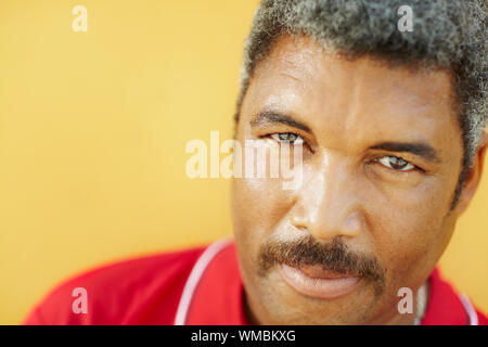 50 Jahre lateinamerikanische Mann Blick in die Kamera mit intensiven Blick. Kopf und Schultern, Textfreiraum Stockfoto