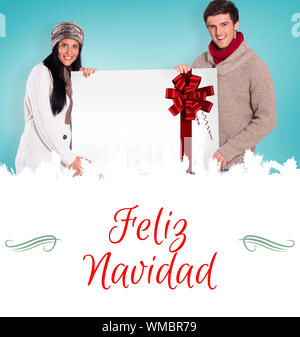Das zusammengesetzte Bild von jungen Paar hält ein Plakat gegen Weihnachten Grußkarte Stockfoto