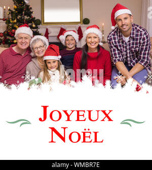 Multigeneration Familie tragen Nikolausmützen auf der Couch gegen Weihnachten Grußkarte Stockfoto