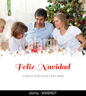 Fröhliche Weihnachten mit der Familie feiern gegen Feliz Navidad Stockfoto