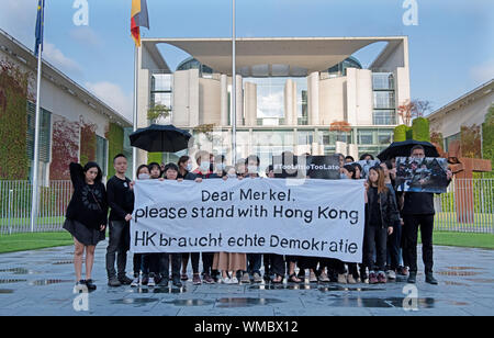 Berlin, Deutschland. 05 Sep, 2019. Demonstranten stehen vor dem Bundeskanzleramt während einer vigil für mehr Menschenrechte in Hongkong. Credit: Paul Zinken/dpa/Alamy leben Nachrichten Stockfoto