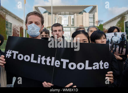 Berlin, Deutschland. 05 Sep, 2019. Demonstranten stehen vor dem Bundeskanzleramt während einer vigil für mehr Menschenrechte in Hongkong. Credit: Paul Zinken/dpa/Alamy leben Nachrichten Stockfoto