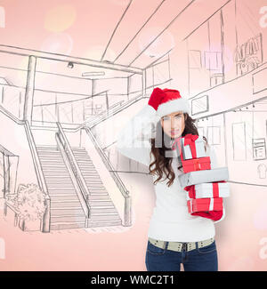 Betonte brunnette in santa hut Holding Geschenke gegen die funkelnde blaue und rote Lichter Stockfoto