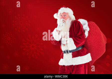 Santa bitten um ruhig mit Tasche gegen roter Hintergrund Stockfoto