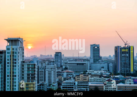 Bangkok, Thailand bunten Sonnenuntergang mit Wolkenkratzern und Baukräne Stockfoto