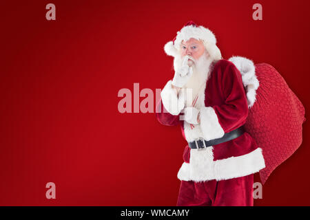 Santa bitten um ruhig mit Tasche gegen roter Hintergrund Stockfoto