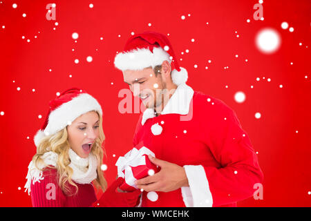 Junge festliche Paar gegen den roten Hintergrund Stockfoto