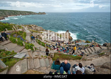 Publikum an Minack Theater auf einer Klippe in Cornwall. England, Großbritannien Stockfoto