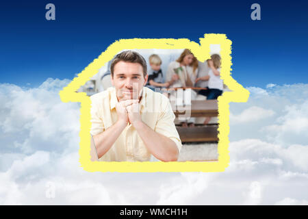 Berechnung der Mensch seine Wechsel, während seine Familie auf dem Sofa gegen den strahlend blauen Himmel über den Wolken Stockfoto