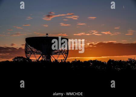 Die Lovell Telescope am Jodrell Bank Observatory, in Cheshire wie der Himmel ändert sich die Farbe bei Sonnenaufgang. Stockfoto