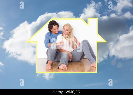 Das zusammengesetzte Bild im Porträt ein nettes Paar Schiebeschalter gegen bewölkter Himmel Stockfoto