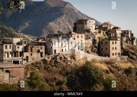 Das verlassene Dorf Roghudi Vecchio im Aspromonte Gebirge, Kalabrien, Italien. Stockfoto