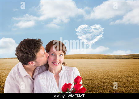 Frau erhalten Rosen von Mann gegen Cloud Herz Stockfoto