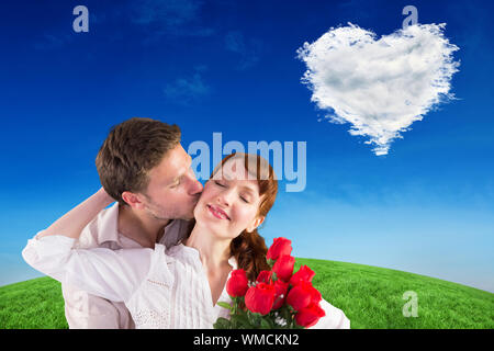 Frau erhalten Rosen von Mann gegen Cloud Herz Stockfoto