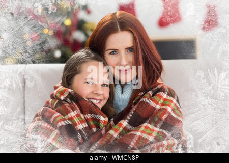 Festliche Mutter und Tochter eingewickelt in Decke gegen Frost Stockfoto