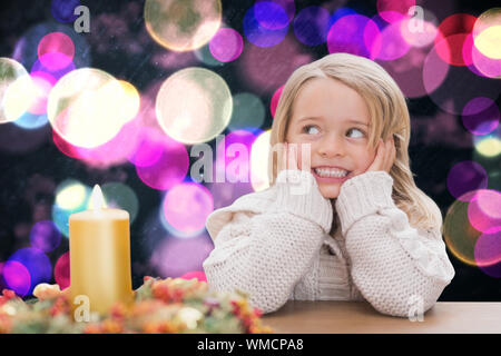 Süße kleine Mädchen gegen funkeln Gelb und Violett leuchtet Stockfoto