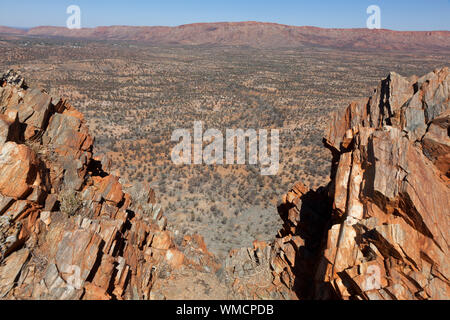 Panoramablick auf die West McDonnell Ranges ab Euro Ridge, Larapinta Trail, NT, Australien Stockfoto