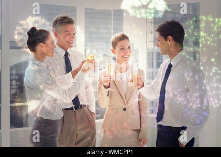 Lächelnd Team von Business Leute ihre Flöten der Champagne gegen buntes Feuerwerk explodierenden auf schwarzem Hintergrund klirren Stockfoto
