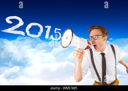Geeky Geschäftsmann durch Megafon gegen strahlend blauen Himmel schreien über Wolken Stockfoto