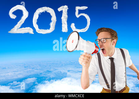 Geeky Geschäftsmann durch Megafon gegen den blauen Himmel schreien über weiße Wolken Stockfoto