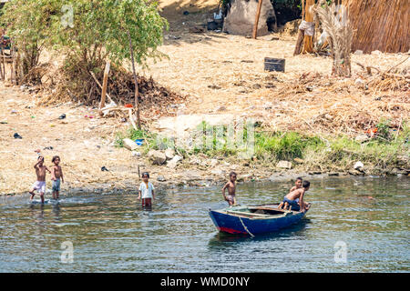 Arme Kinder spielen am Ufer des Nils, Ägypten Stockfoto