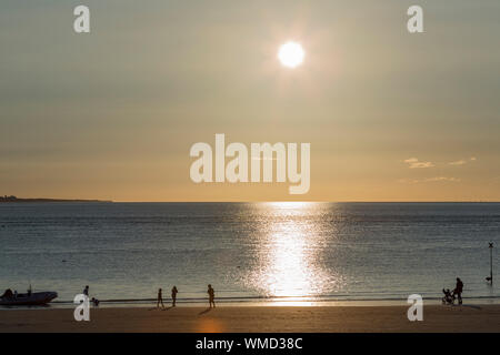 Norderney, Weststrand, Strang, Spaziergaenger, Meer, Himmel, Horizont; Sonnenuntergang Stockfoto