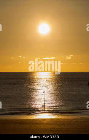 Norderney, Weststrand, Strand, Meer, Warnzeichen, Himmel, Horizont; Sonnenlicht Stockfoto