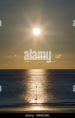 Norderney, Weststrand, Strand, Meer, Warnzeichen, Himmel, Horizont; Sonnenlicht Stockfoto