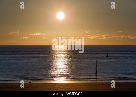 Norderney, Weststrand, Strand, Meer, Warnzeichen, Himmel, Horizont; Sonnenlicht Stockfoto