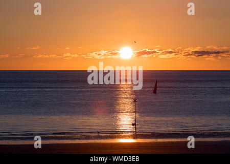 Norderney, Weststrand, Strand, Meer, Warnzeichen, Himmel, Horizont; Sonnenuntergang Stockfoto