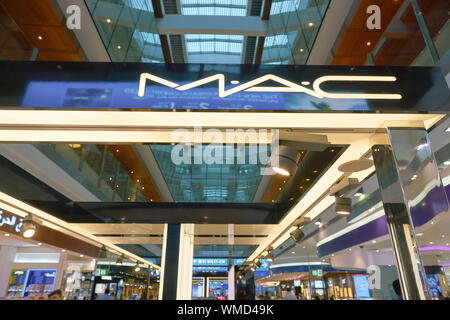 DUBAI, VAE - ca. Januar 2019: MAC Zeichen am Dubai International Airport. Stockfoto