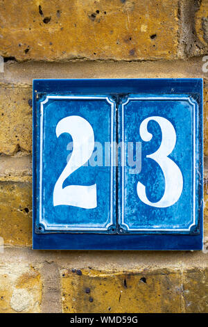 Haus Nummer 23 im blauen Kacheln Stockfoto