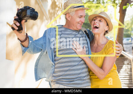 Ihnen gerne touristische Paar ein selfie in der Stadt gegen Haus Umrisse Stockfoto