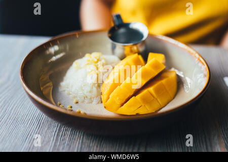 Mango und klebriger Reis ist beliebt traditionelle Dessert von Thailand. Stockfoto