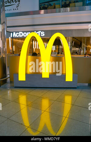 DUBAI, VAE - ca. Januar 2019: Golden Arches Zeichen bei McDonald's Restaurant in Dubai Internatioanl Flughafen. Stockfoto