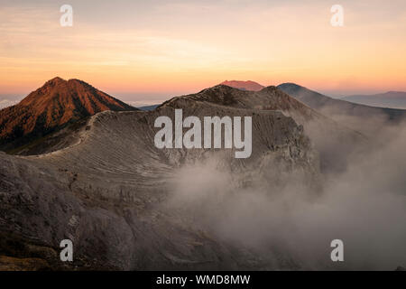 Kaweh Ijen Krater in Ost Java, Indonesien wogenden Schwefel Gas bei Sonnenaufgang Stockfoto