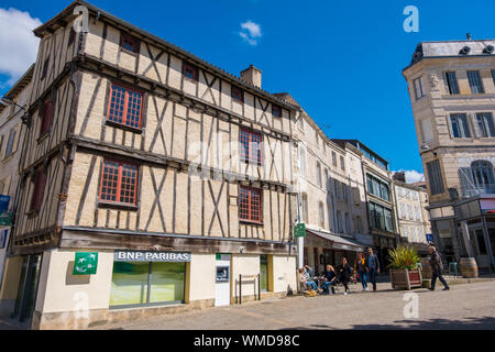 Niort, Frankreich - 11. Mai 2019: Fachwerkhaus und Cafe Terrasse in der Altstadt von Niort, Alpes-de-Haute-Provence, Frankreich Stockfoto