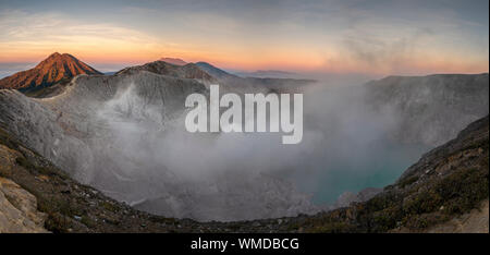 Kaweh Ijen Krater in Ost Java, Indonesien wogenden Schwefel Gas bei Sonnenaufgang Stockfoto